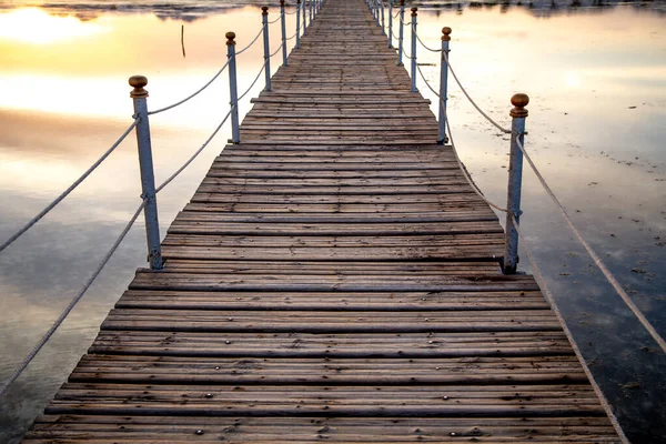 背景是一个漂亮的长长的木制码头 日落时的特写 — 图库照片