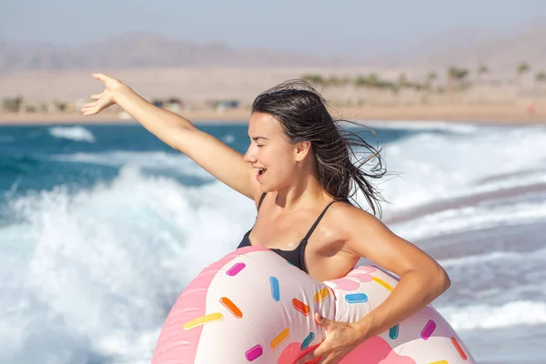 Una Mujer Alegre Con Círculo Natación Forma Rosquilla Junto Mar — Foto de Stock