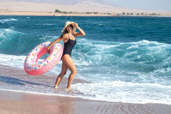 Uma Mulher Alegre Com Círculo Natação Forma Donut Junto Mar — Fotografia de Stock