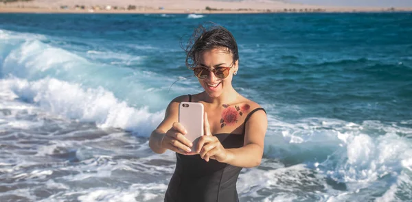 Uma Mulher Alegre Maiô Leva Uma Selfie Contra Fundo Das — Fotografia de Stock