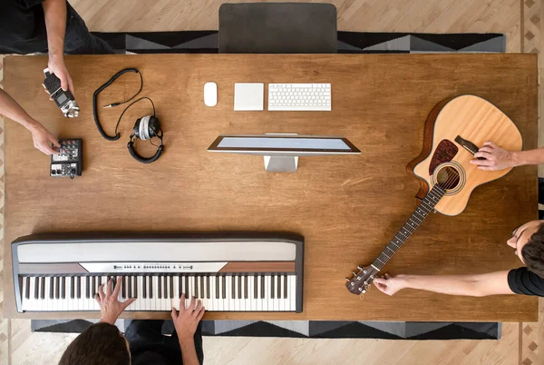 Wooden Table Recording Studio Musical Keyboard Acoustic Guitar Sound Mixer — Stock Photo, Image