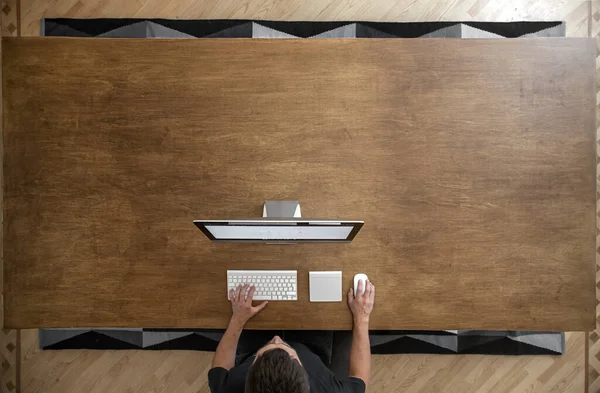 Espacio Coworking Hombre Sentado Una Mesa Madera Vacía Trabaja Ordenador — Foto de Stock