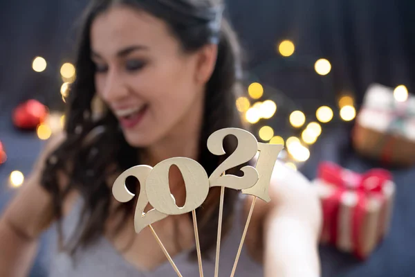 Nový Rok2021 Dřevěné Číslo Pozadí Šťastný Tvář Dívka — Stock fotografie