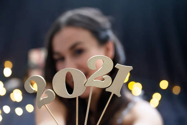 Nový Rok2021 Detailní Záběr Dřevěné Číslo Pozadí Obličeje Dívky — Stock fotografie