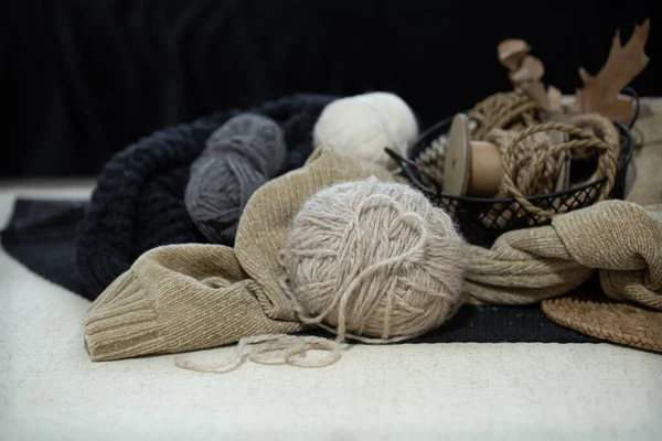 セーターや糸の背景に糸のクローズアップのボール 糸でできたハート — ストック写真