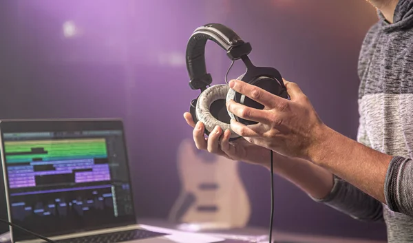 Studio Audio Koptelefoon Voor Het Opnemen Van Geluid Mannelijke Handen — Stockfoto