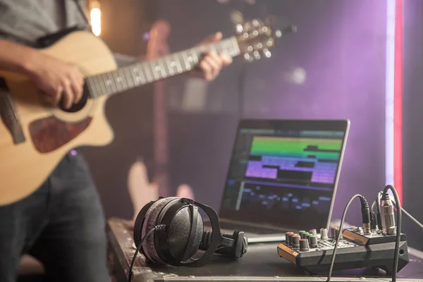 Auriculares Profesionales Conectados Mezclador Música Portátil Fondo Guitarrista Masculino Proceso — Foto de Stock