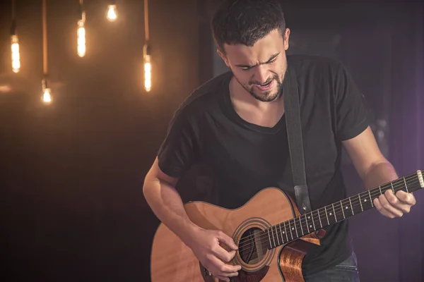 Jovem Shirt Preta Tocando Guitarra Acústica Fundo Estúdio Com Luz — Fotografia de Stock