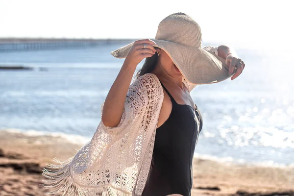 Una Hermosa Mujer Sombrero Traje Baño Camina Por Playa Cerca — Foto de Stock