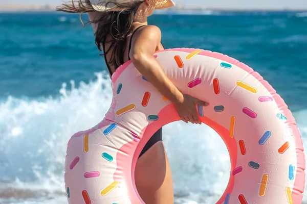 Una Donna Allegra Con Cerchio Forma Ciambella Riva Mare Concetto — Foto Stock