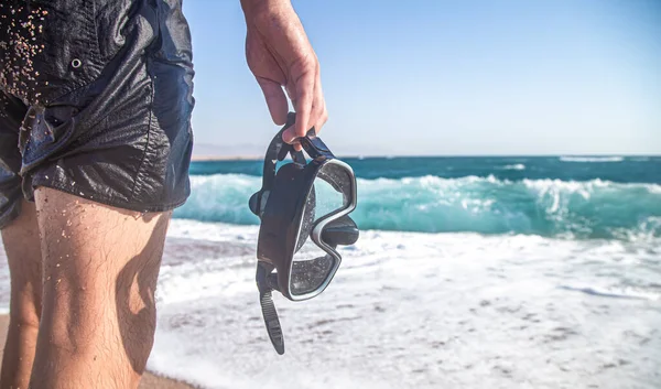 Zwemmasker Handen Van Een Man Close Tegen Achtergrond Van Zeegolven — Stockfoto