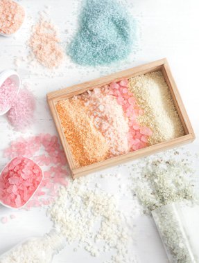 Beyaz arka plan manzaralı bir kutuda çok renkli deniz tuzu, düz yatıyordu..