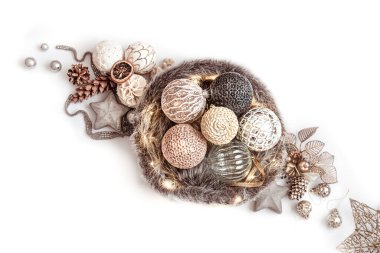 Beyaz arka planda noel süsleri ve noel baloları içeren kış kompozisyonu izole edildi.