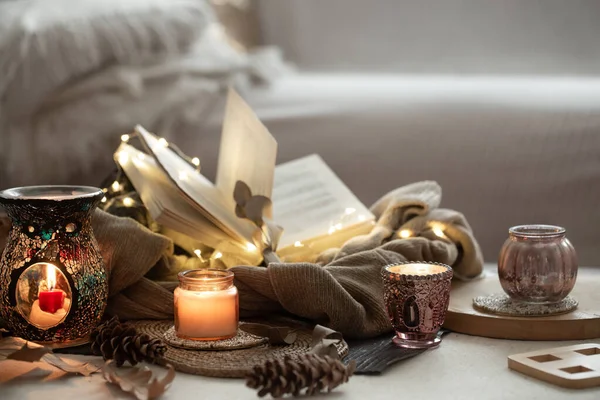 Velas Castiçais Livro Camisola Guirlanda Home Outono Conceito Espaço Cópia — Fotografia de Stock