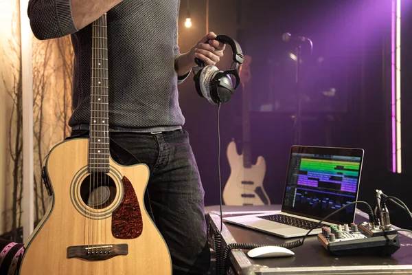 Uma Guitarra Acústica Fones Ouvido Profissionais Nas Mãos Homem Estúdio — Fotografia de Stock