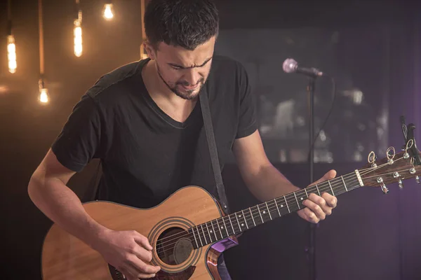 Jovem Shirt Preta Toca Guitarra Num Concerto Perto Desfocado Fundo — Fotografia de Stock