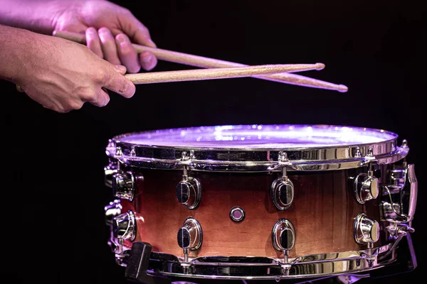 Baterista Tocando Bastões Tambor Tambor Snare Fundo Preto Fechar — Fotografia de Stock