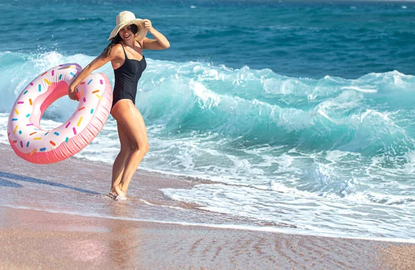 Una Mujer Alegre Con Círculo Natación Forma Rosquilla Junto Mar — Foto de Stock