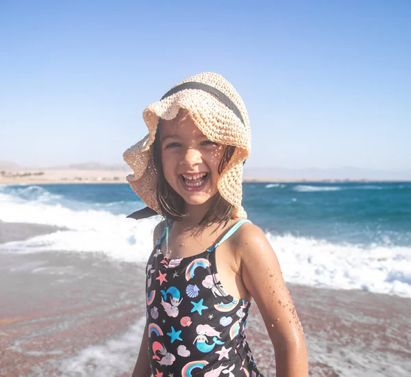 Retrato Una Niña Alegre Traje Baño Junto Mar Día Soleado — Foto de Stock