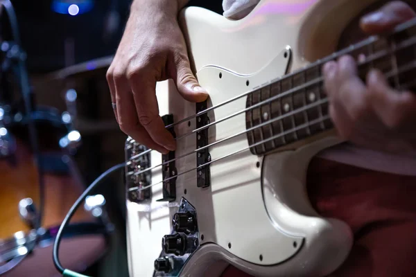 Processo Tocar Guitarra Elétrica Close — Fotografia de Stock