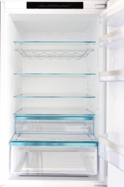 Cam rafları, çekmeceleri ve dalgalı şarap tutacağı olan parlak bir buzdolabı. Temiz hatlar ve yeni bir minimalist mutfak havası..