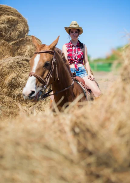 Young Beautiful Woman Hat Ridding Cute Brown Horse — Stock Photo, Image