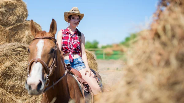 Young Beautiful Woman Hat Ridding Cute Brown Horse — Stock Photo, Image