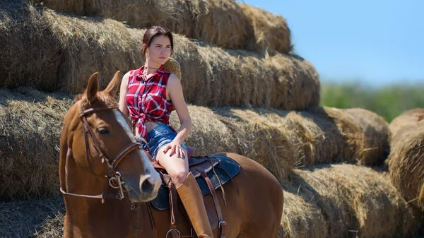 Young Beautiful Woman Ridding Cute Horse Sunny Day — Stock Photo, Image