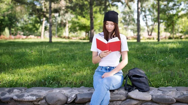 Φοιτητής Στο Πάρκο Διαβάζοντας Ένα Βιβλίο — Φωτογραφία Αρχείου