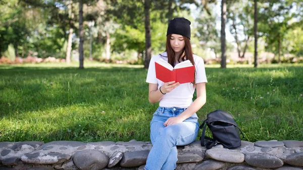 Studente Nel Parco Che Legge Libro — Foto Stock