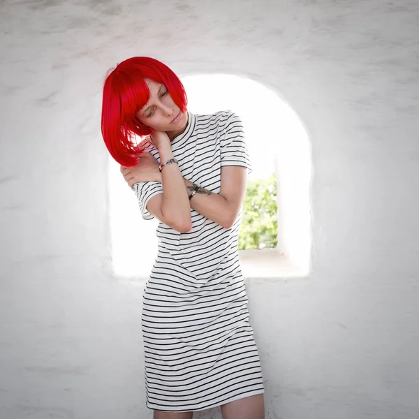 Retrato Una Hermosa Chica Con Una Peluca Roja Imagen De Stock