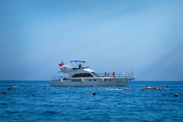 Türkei Kemer Juni 2018 Menschen Schwimmen Der Nähe Von Touristenboot — Stockfoto