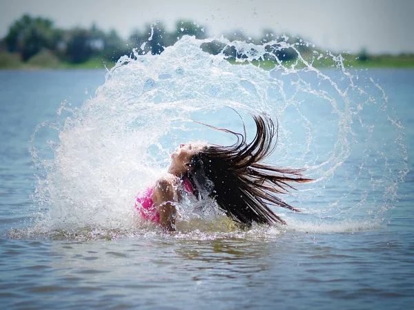 Dziewczyna Rozpryskiwania Rzeka Woda Przez Jej Włosy — Zdjęcie stockowe