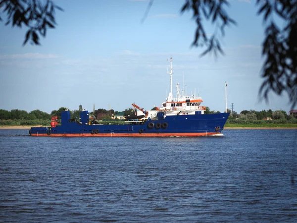 Barco Flotando Río Luz Del Sol Brillante Imágenes De Stock Sin Royalties Gratis