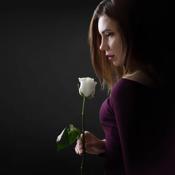 Sidovy Vacker Anbud Ung Kvinna Håller Vit Ros Blomma Isolerade — Stockfoto