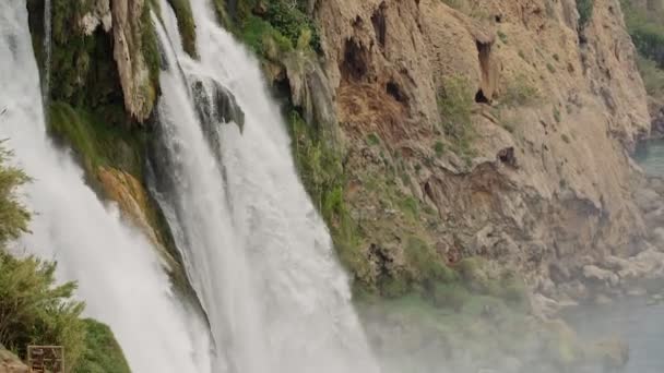 Pesca perto da cachoeira — Vídeo de Stock