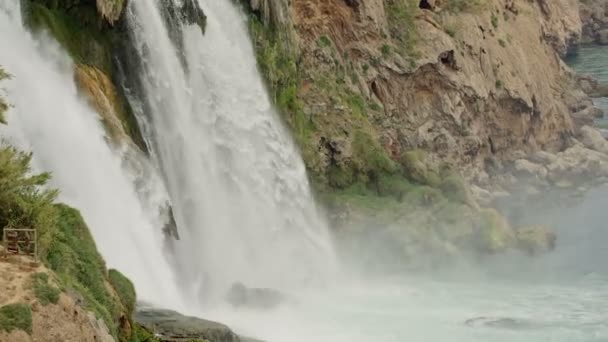 在瀑布附近的钓鱼 — 图库视频影像