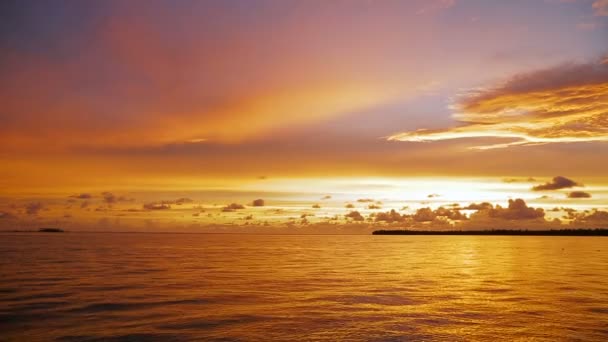 Όμορφο ηλιοβασίλεμα από τον ωκεανό — Αρχείο Βίντεο