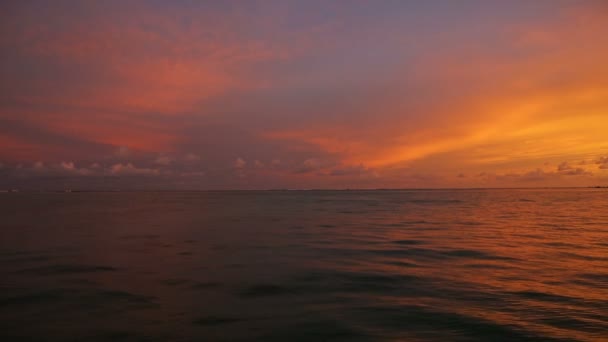 Vacker solnedgång vid havet — Stockvideo