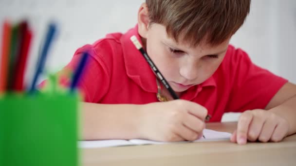 De schooljongen leert te schrijven — Stockvideo