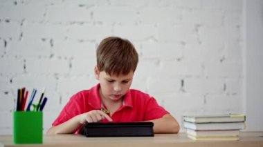 Tablet vasıl okul çocuğu görünüyor