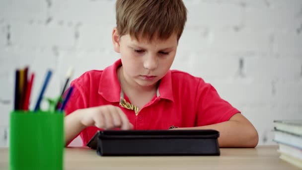 O estudante olha para o tablet — Vídeo de Stock