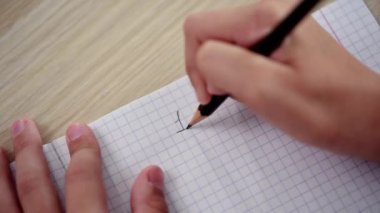Bir kalem bir defterde yazılı yardım Close-up