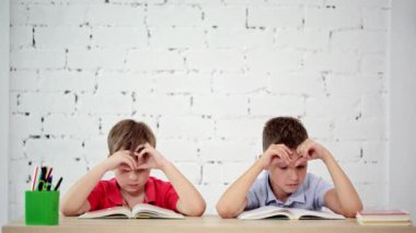 Öğrenciler sınıf bir kitapta okumuştum