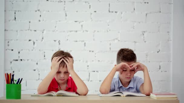 Los estudiantes leen un libro en clase — Vídeos de Stock