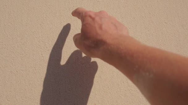 Corazón pintado con la mano sobre arena — Vídeos de Stock