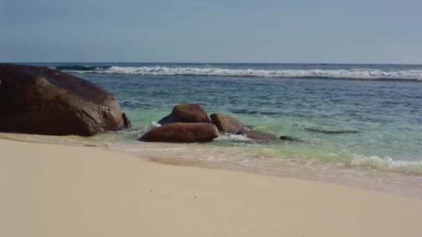 Havet tvättar stora stenar på stranden av Seychellerna — Stockvideo