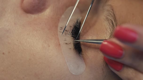 Wimpernverlängerung auf dem weiblichen Auge. — Stockvideo