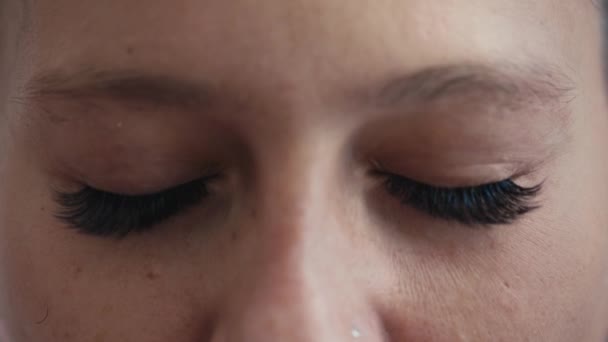 Ögonfransförlängning på kvinnliga ögat. — Stockvideo