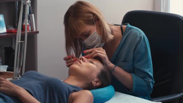 Extension des cils sur l'œil féminin . — Video